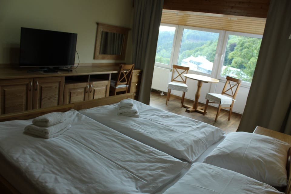 Deluxe Room, Jetted Tub | Laptop workspace, free WiFi, bed sheets