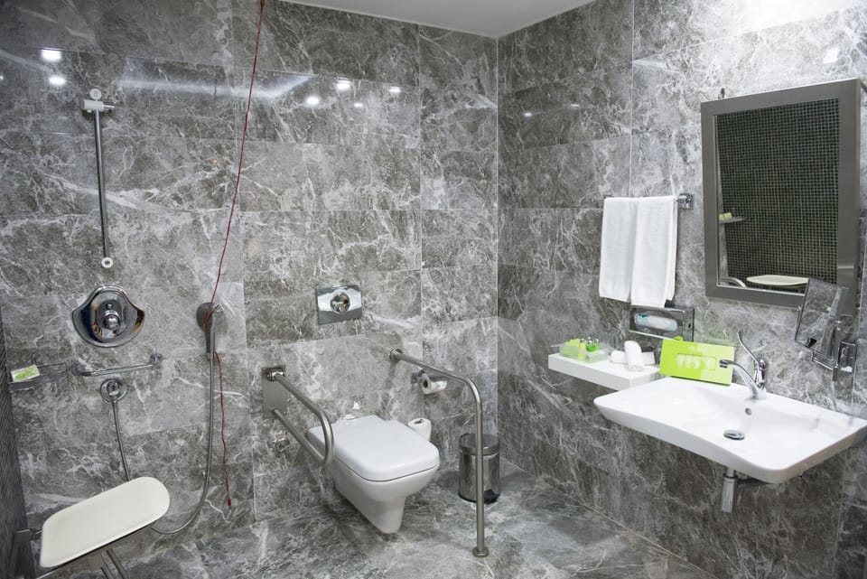 Standard Room, 1 King Bed, Accessible, Smoking | Bathroom | Shower, rainfall showerhead, hair dryer, slippers