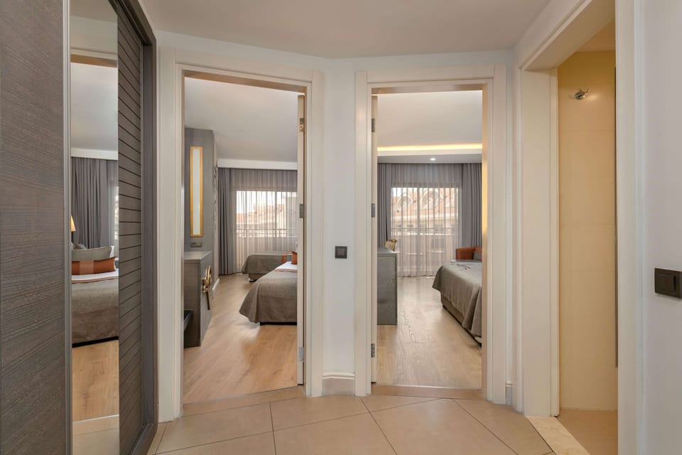 Free minibar, in-room safe, desk, soundproofing