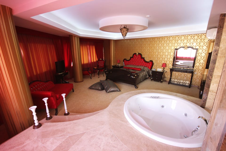 Deluxe Suite | Jetted tub
