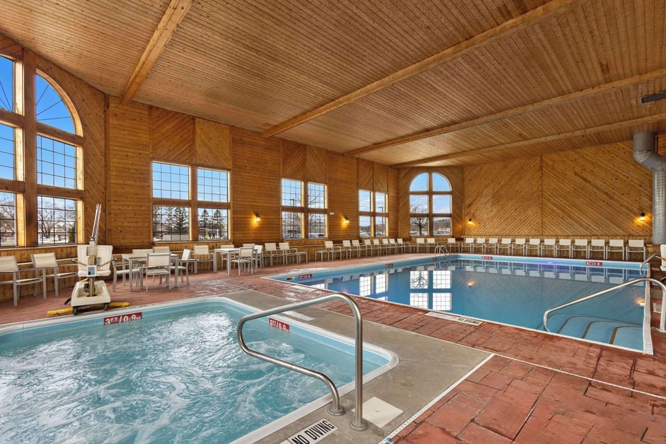 Indoor pool, sun loungers