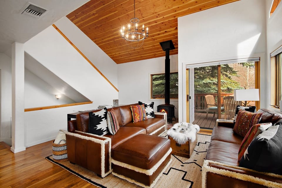 Duplex, 4 Bedrooms | Living room | Smart TV
