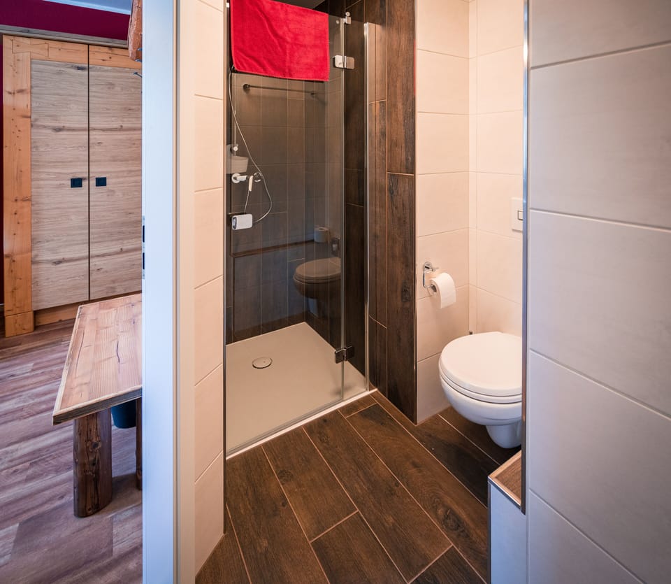 Suite | Bathroom | Shower, towels