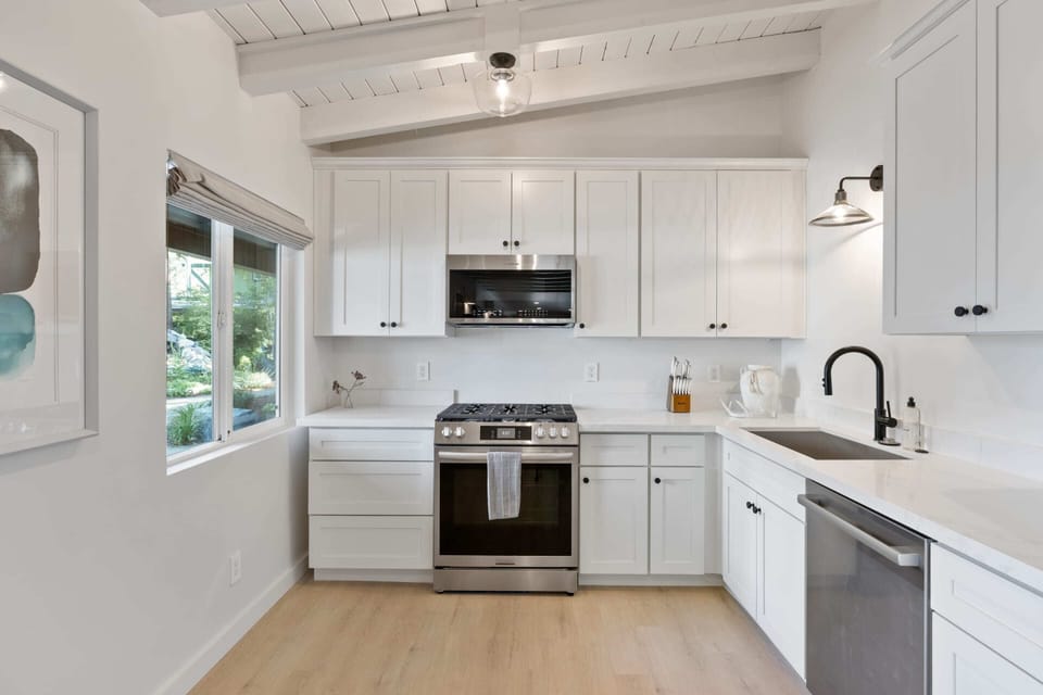 Deluxe Apartment | Private kitchen | Mini-fridge, microwave, coffee/tea maker, electric kettle