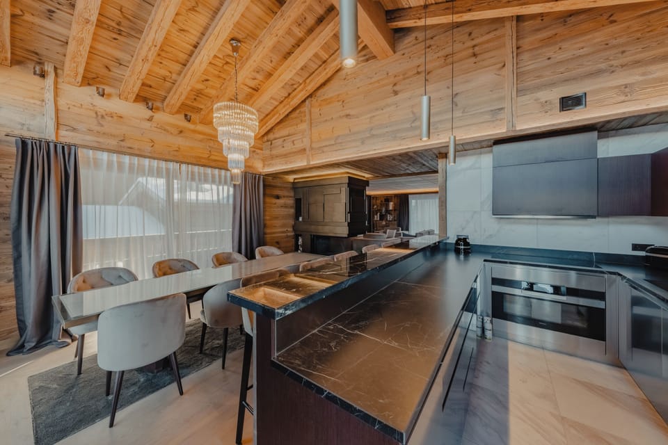 Full-size fridge, microwave, oven, stovetop