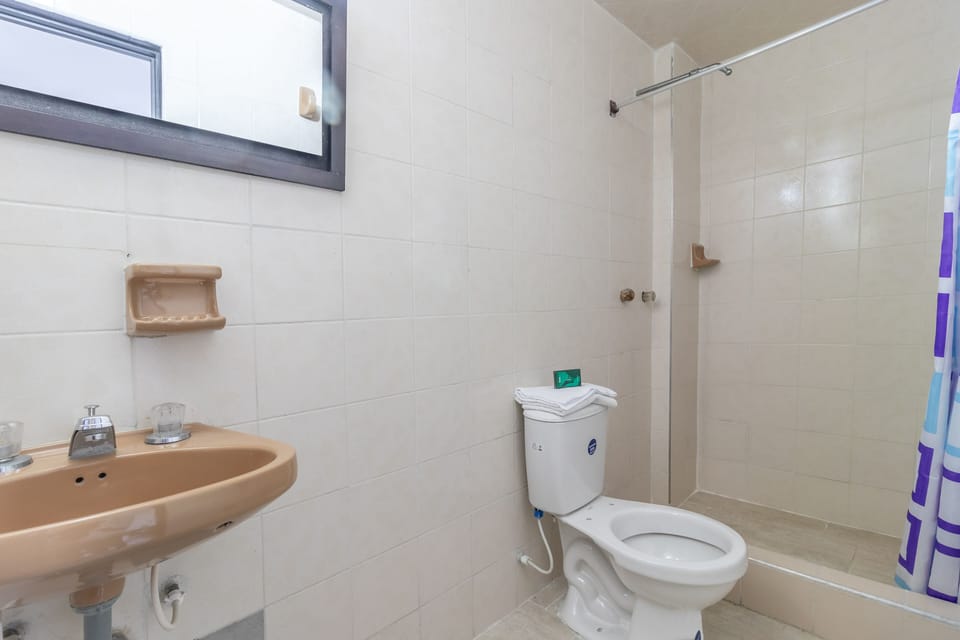 Quadruple Room | Bathroom | Shower, free toiletries, bidet, towels