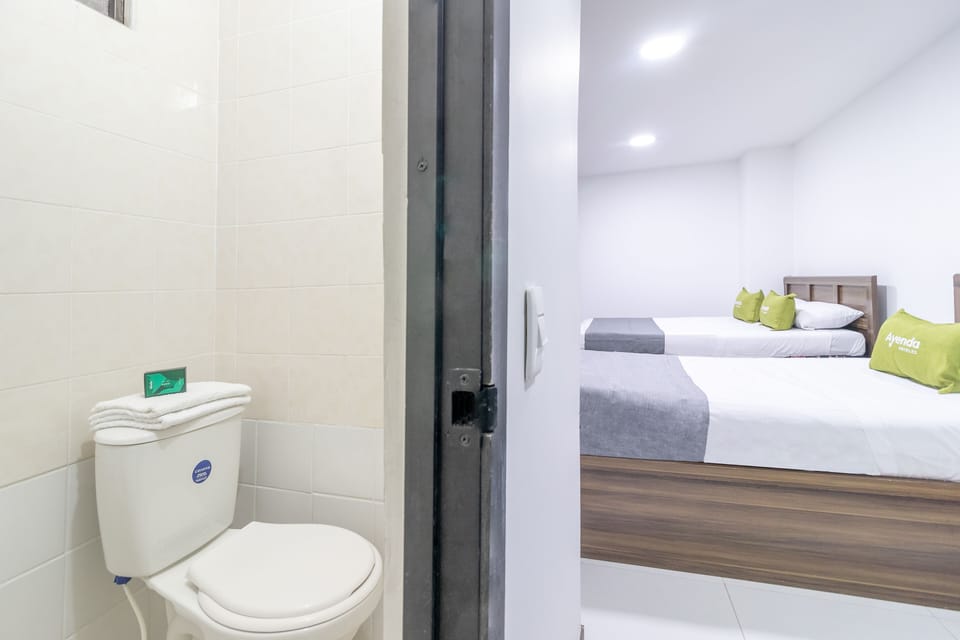 Triple Room | Bathroom | Shower, free toiletries, bidet, towels