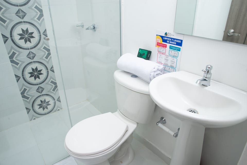 Shower, free toiletries, towels