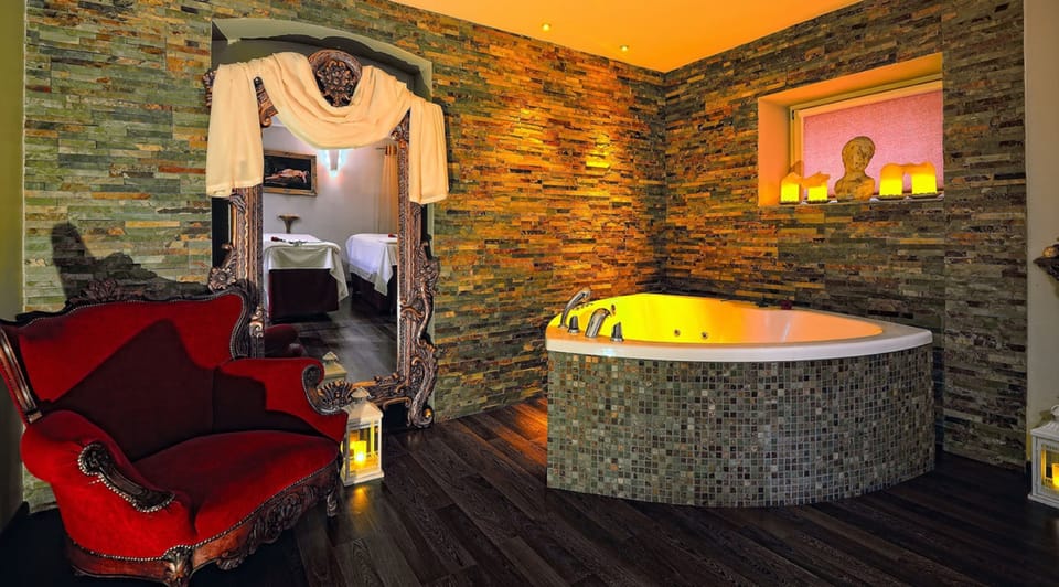 Couples treatment rooms, body treatments, aromatherapy, body wraps