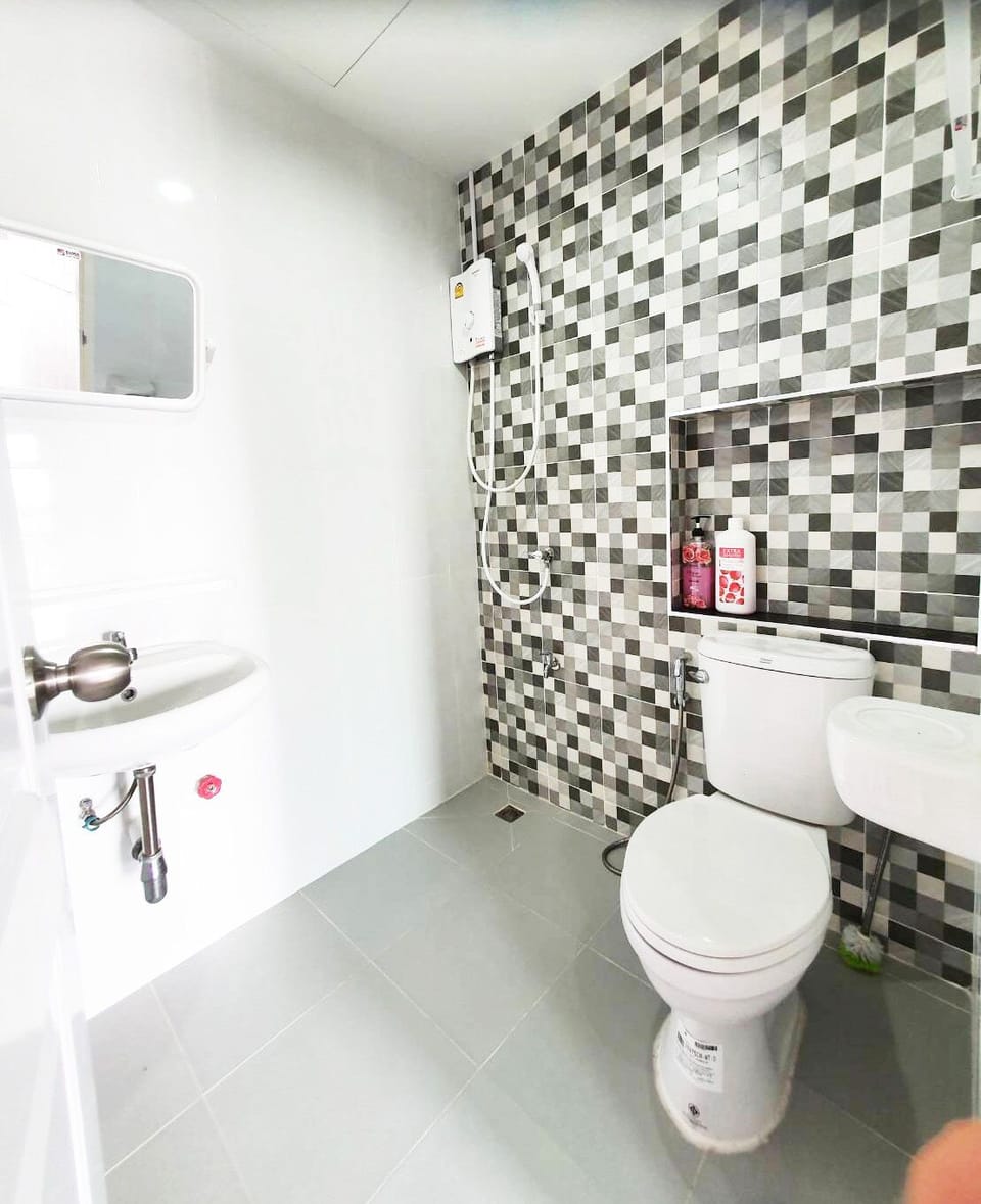 Basic Studio, Multiple Beds | Blackout drapes, soundproofing, iron/ironing board, free WiFi