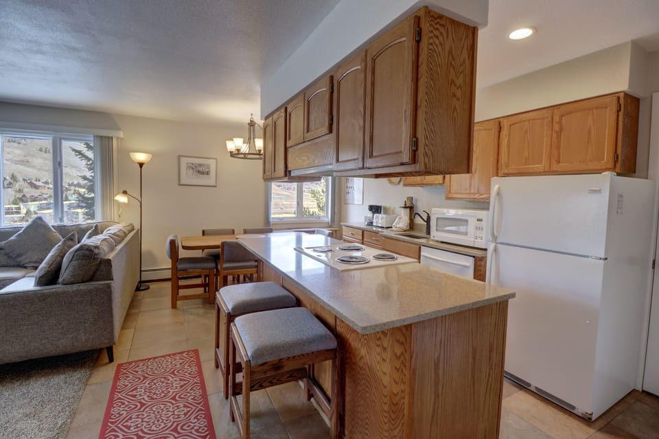 Condo, 2 Bedrooms | Private kitchen | Fridge, microwave, oven, coffee/tea maker