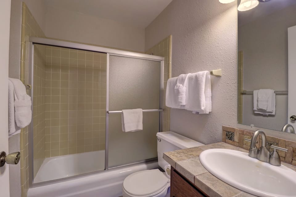 Cc19 Chateau Claire 2 Bedroom Condo by RedAwning Apartment in Dillon