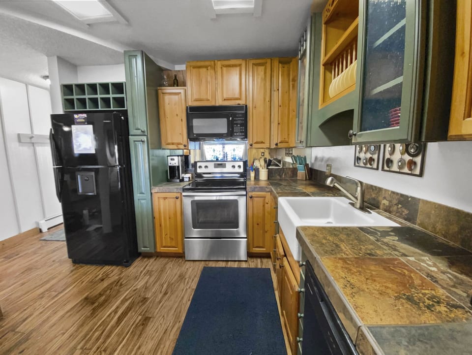 Condo, 4 Bedrooms | Private kitchen | Fridge, oven, coffee/tea maker, toaster