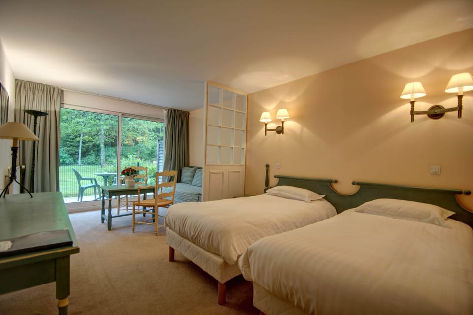 Classic Twin Room | 1 bedroom, in-room safe, desk, blackout drapes