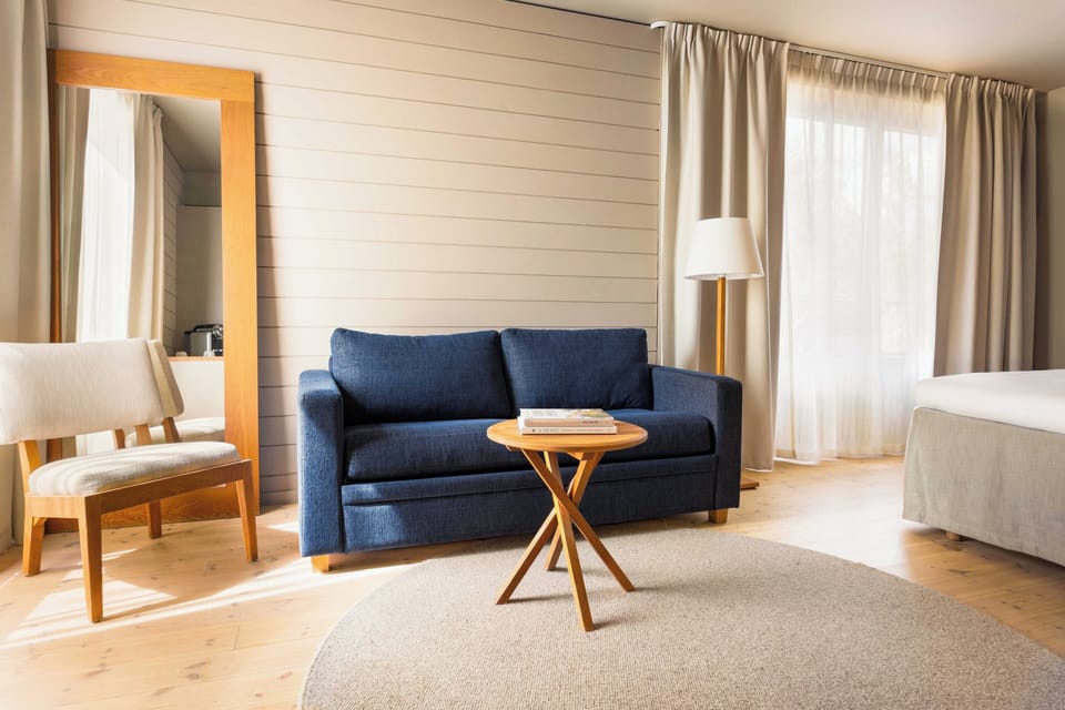 Hypo-allergenic bedding, in-room safe, desk, laptop workspace