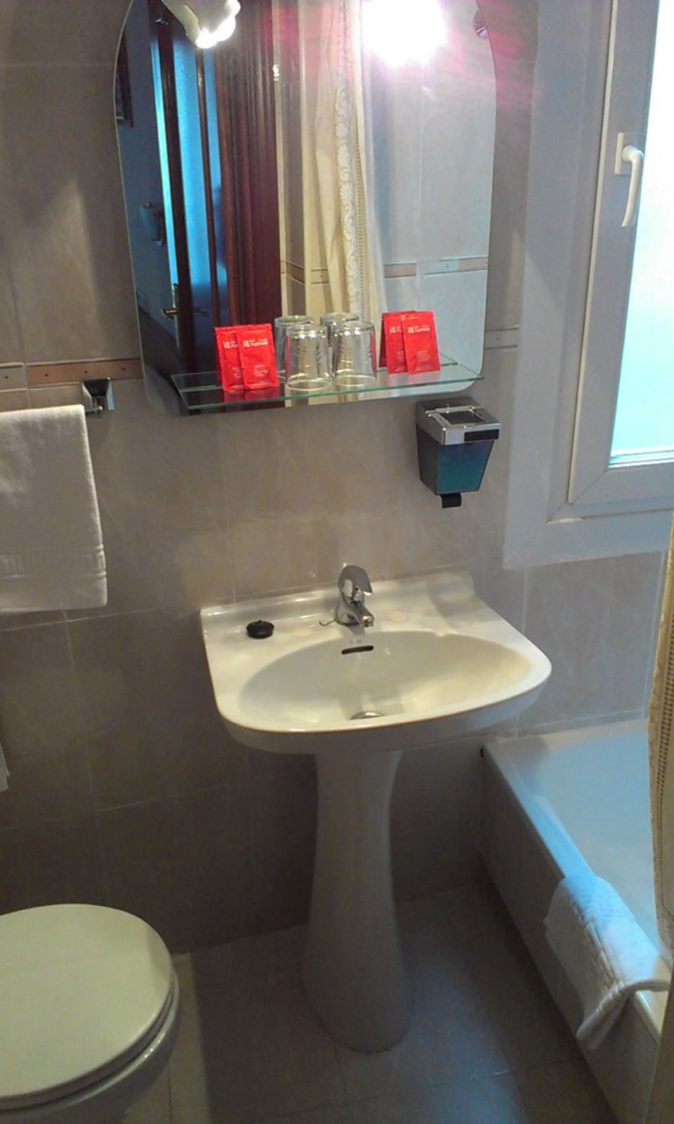 Twin Room | Bathroom | Bathtub, hair dryer, towels