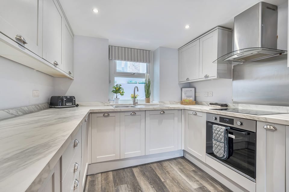 Cottage | Private kitchen | Fridge, dishwasher, electric kettle, toaster