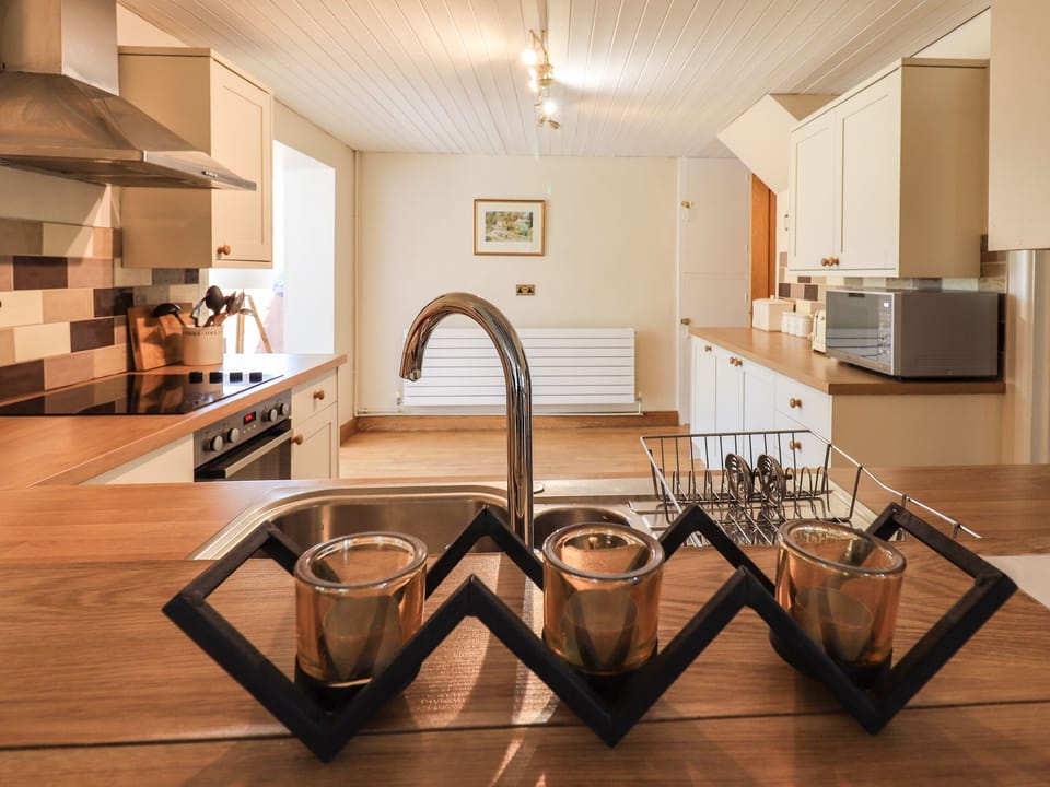 Cottage | Private kitchen | Fridge, dishwasher, electric kettle, toaster