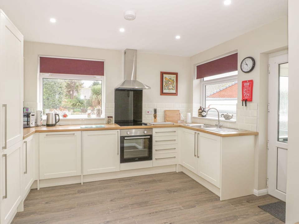 Cottage | Private kitchen | Fridge, microwave, dishwasher, electric kettle