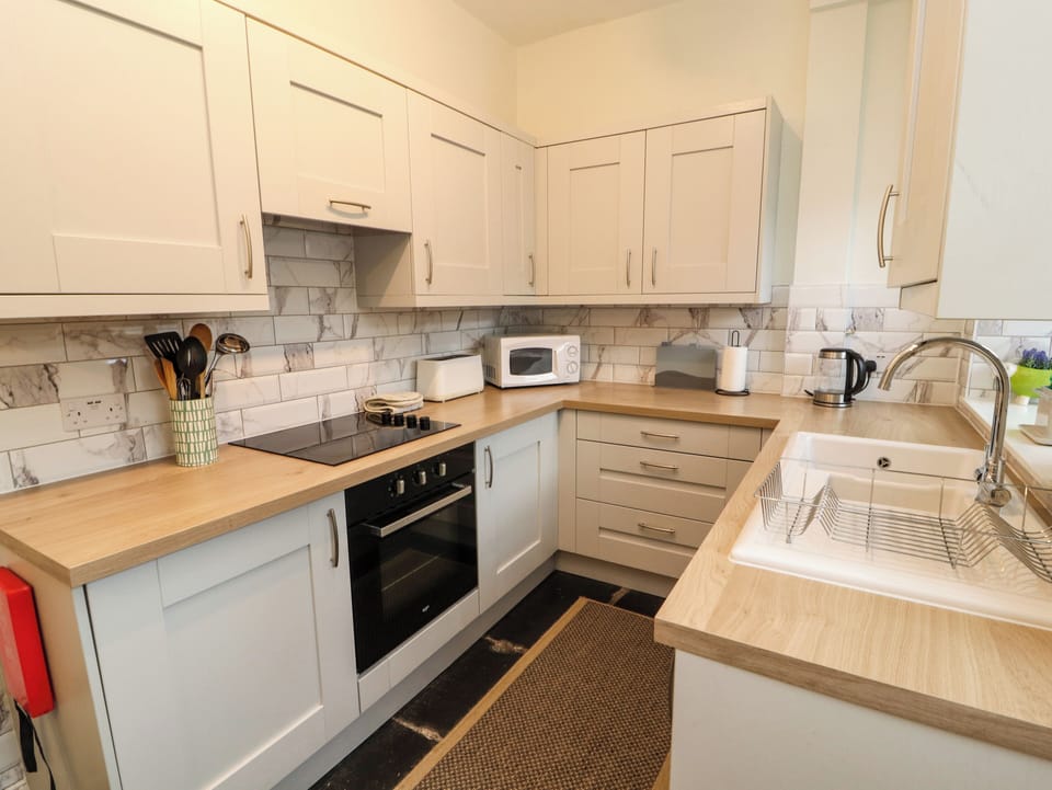 Cottage | Private kitchen | Fridge, electric kettle, cookware/dishes/utensils
