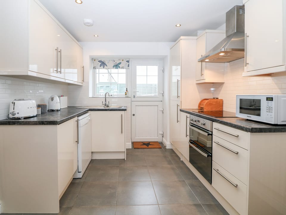 Cottage | Private kitchen | Fridge, dishwasher, electric kettle, toaster