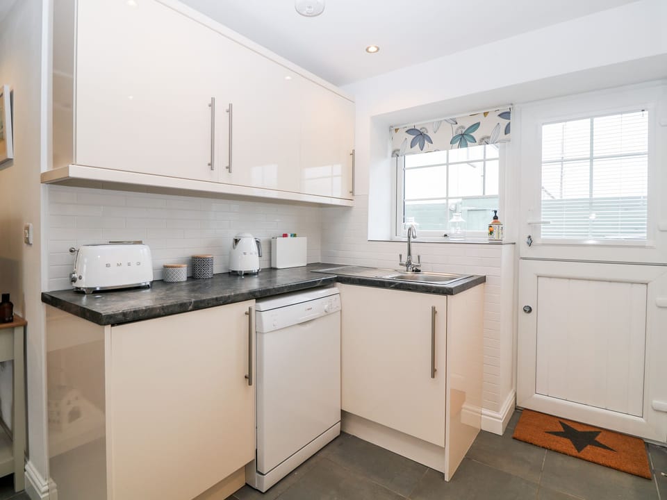 Cottage | Private kitchen | Fridge, dishwasher, electric kettle, toaster