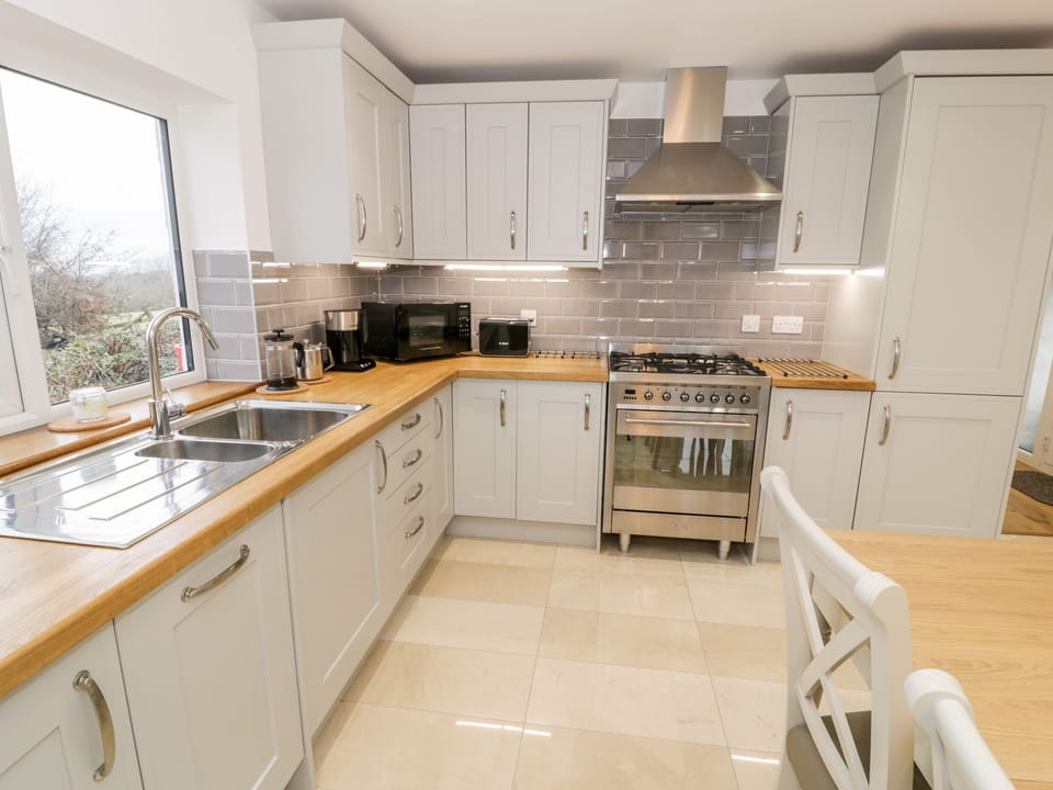 Cottage | Private kitchen | Fridge, dishwasher, electric kettle, toaster