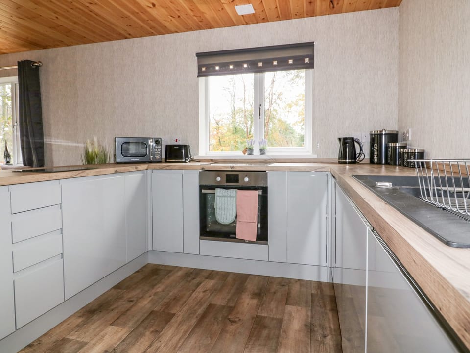Cottage | Private kitchen | Fridge, microwave, dishwasher, electric kettle