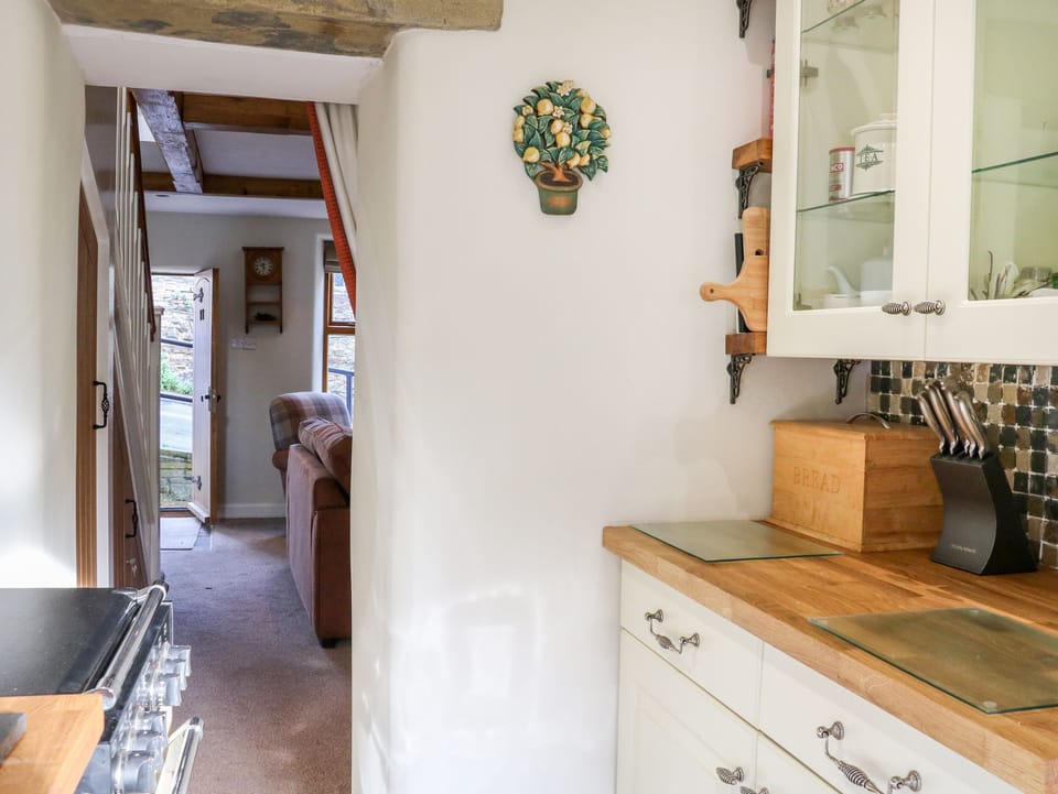 Cottage | Private kitchen | Fridge, dishwasher, cookware/dishes/utensils
