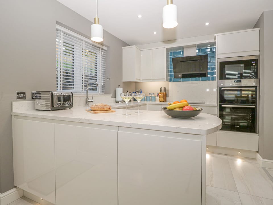 Cottage | Private kitchen | Fridge, microwave, dishwasher, electric kettle