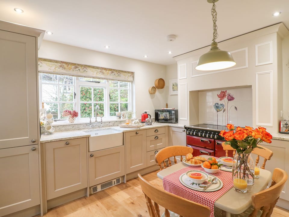 Cottage | Private kitchen | Fridge, dishwasher, electric kettle, cookware/dishes/utensils