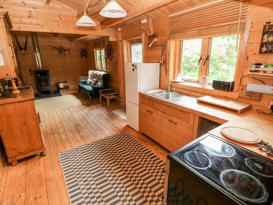 Cottage | Private kitchen | Fridge, electric kettle, toaster, cookware/dishes/utensils