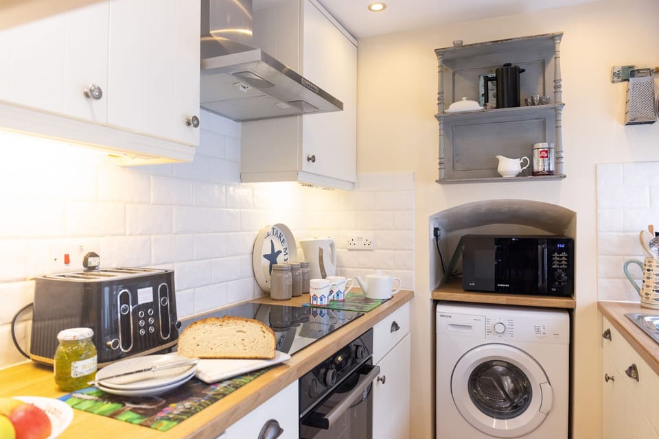 Cottage | Private kitchen | Fridge, microwave, dishwasher, electric kettle