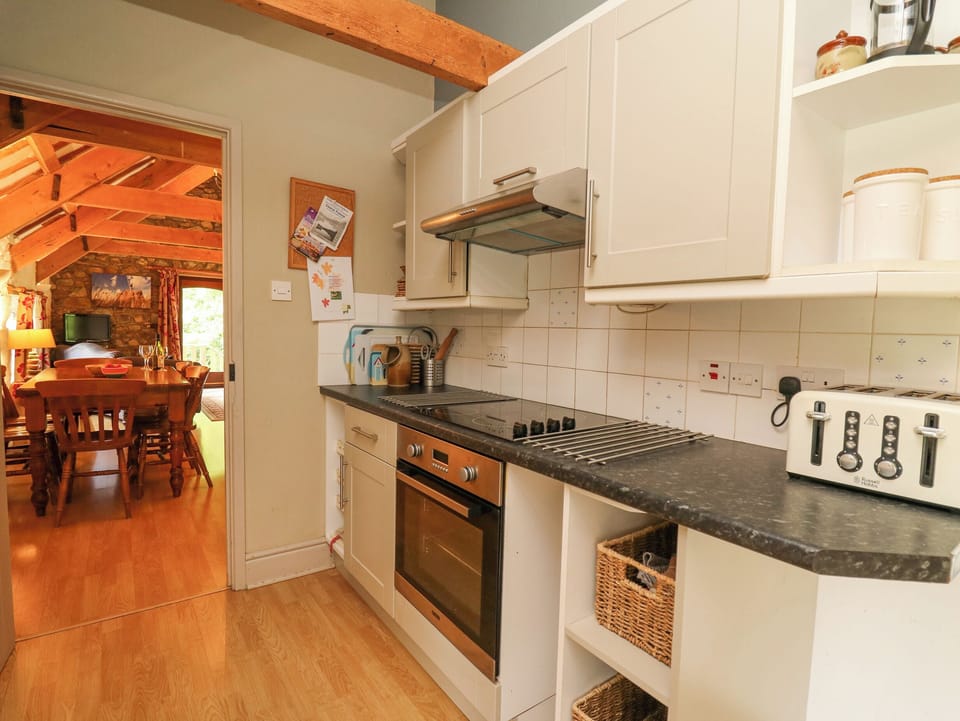 Cottage | Private kitchen | Fridge, dishwasher, electric kettle, cookware/dishes/utensils