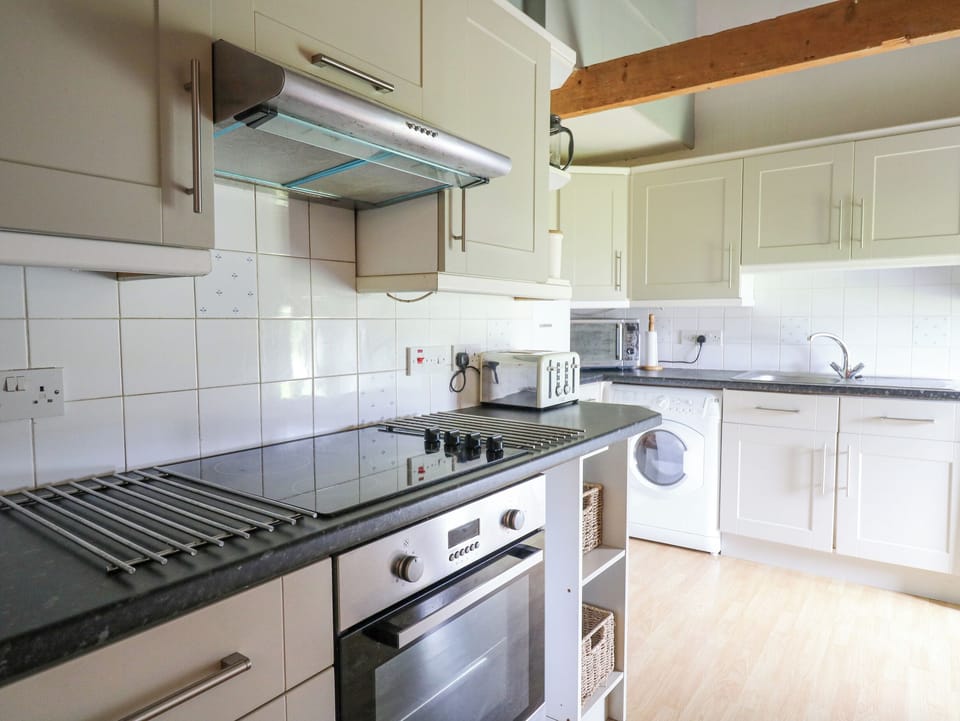 Cottage | Private kitchen | Fridge, dishwasher, electric kettle, cookware/dishes/utensils