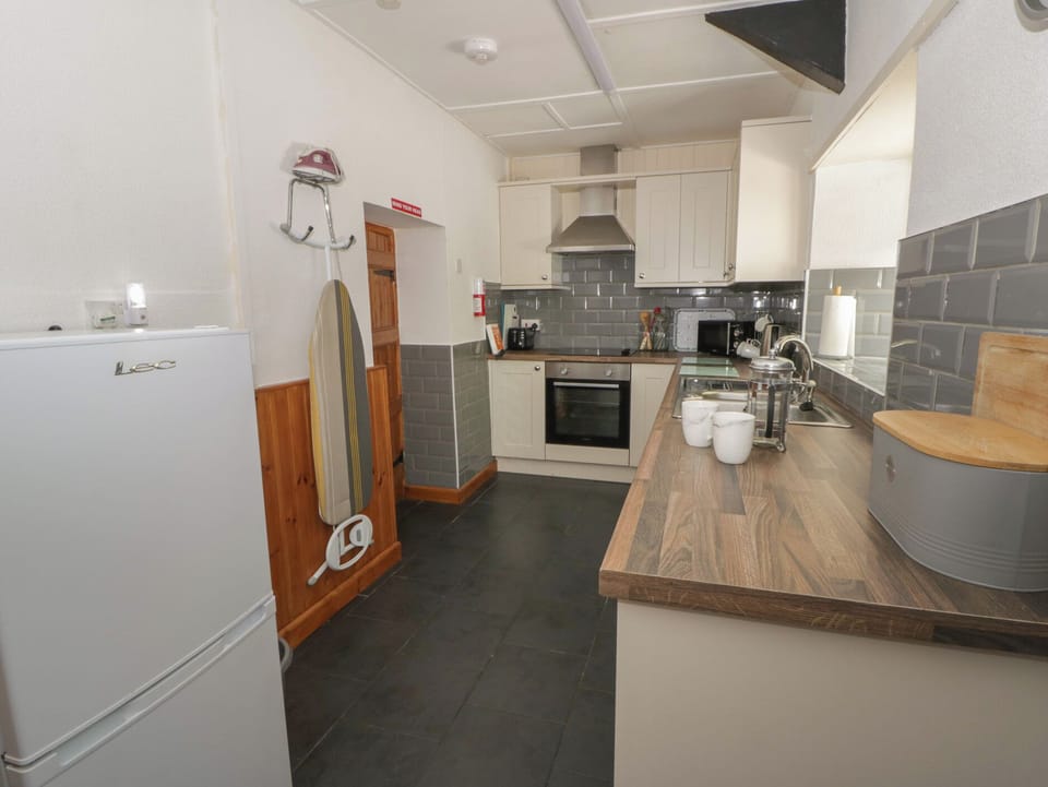 Cottage | Private kitchen | Fridge, microwave, cookware/dishes/utensils