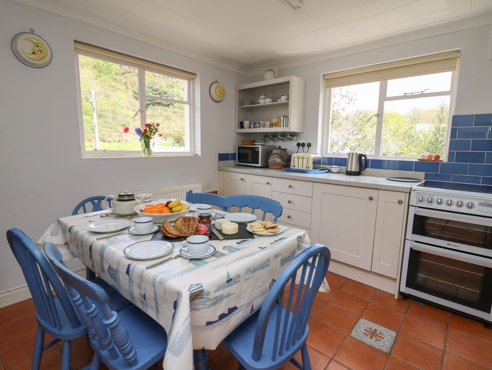 Cottage | Private kitchen | Fridge, dishwasher, cookware/dishes/utensils