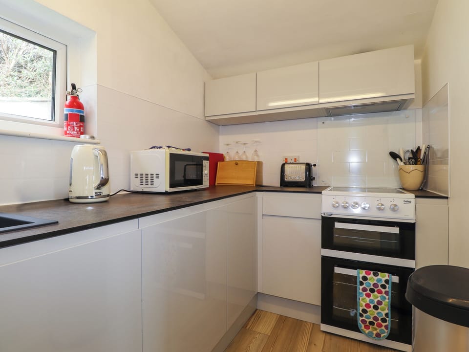 Cottage | Private kitchen | Fridge, cookware/dishes/utensils