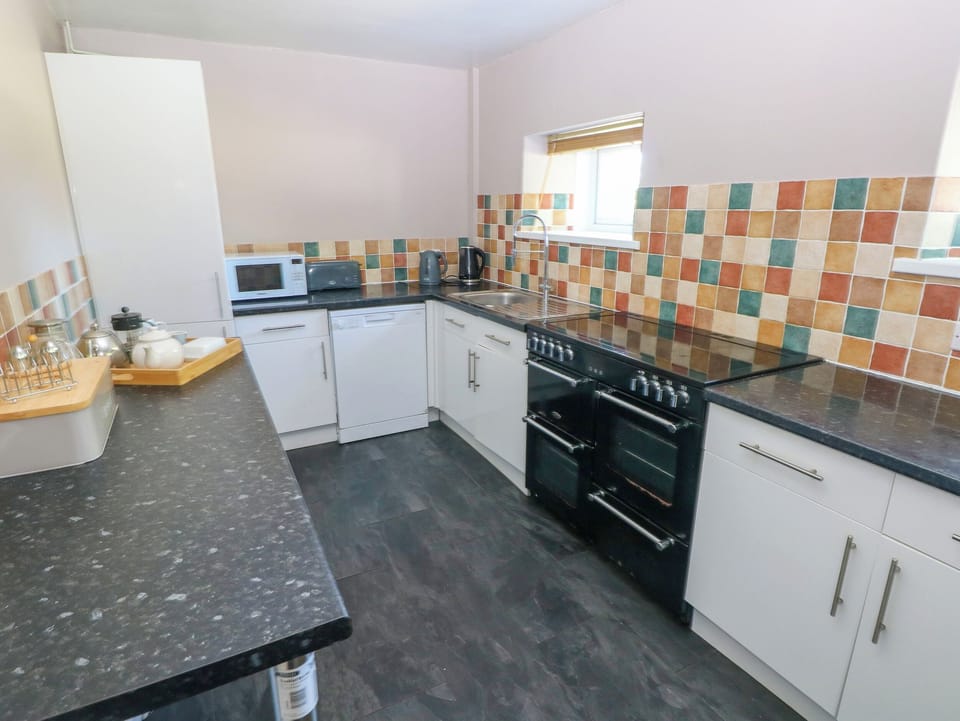 Fridge, dishwasher, cookware/dishes/utensils