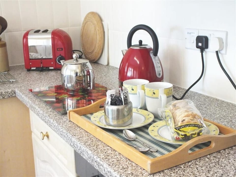 Cottage | Private kitchen | Fridge, dishwasher, cookware/dishes/utensils