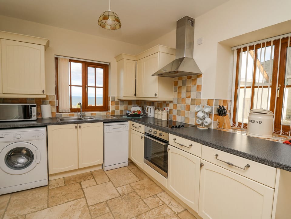 Cottage | Private kitchen | Fridge, dishwasher, cookware/dishes/utensils