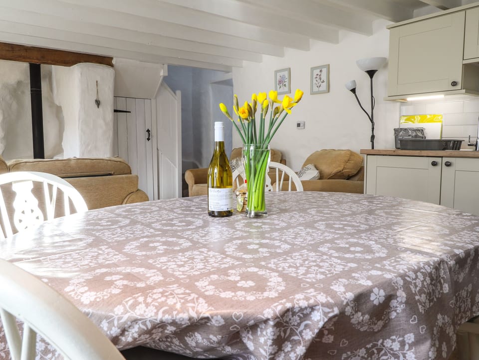 Cottage | Private kitchen | Fridge, dishwasher, cookware/dishes/utensils