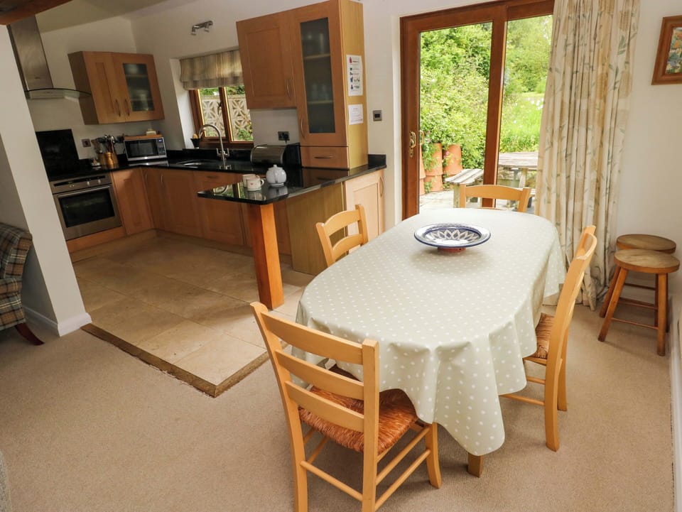 Cottage | Dining