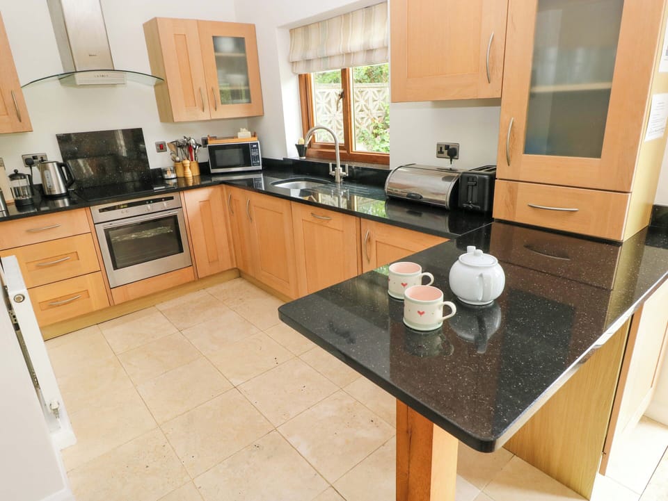 Cottage | Private kitchen | Fridge, microwave, dishwasher, cookware/dishes/utensils