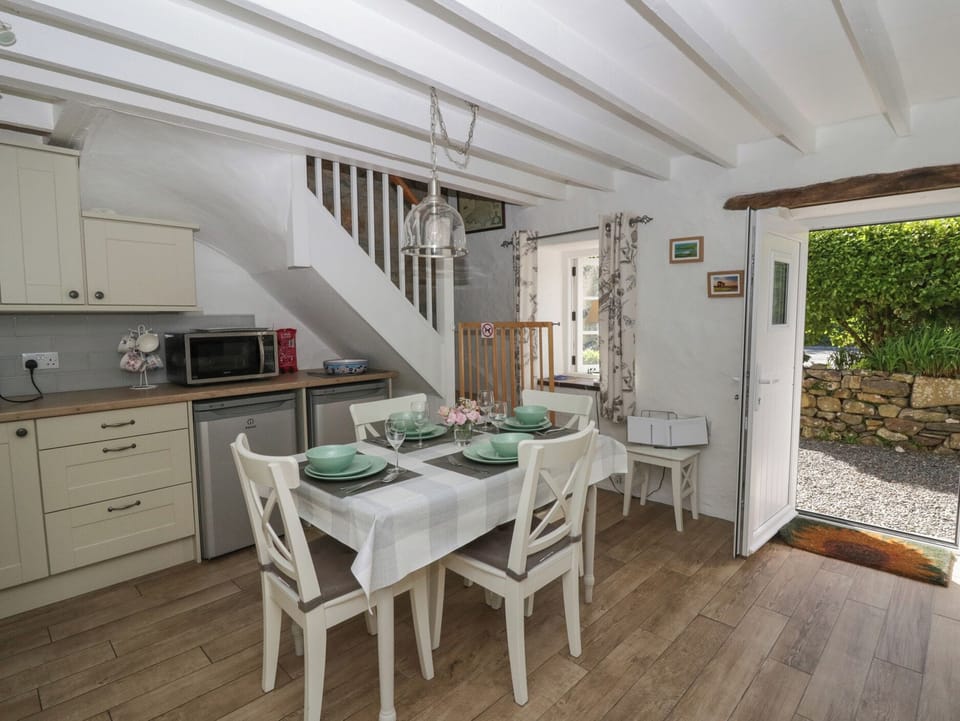 Cottage | Dining