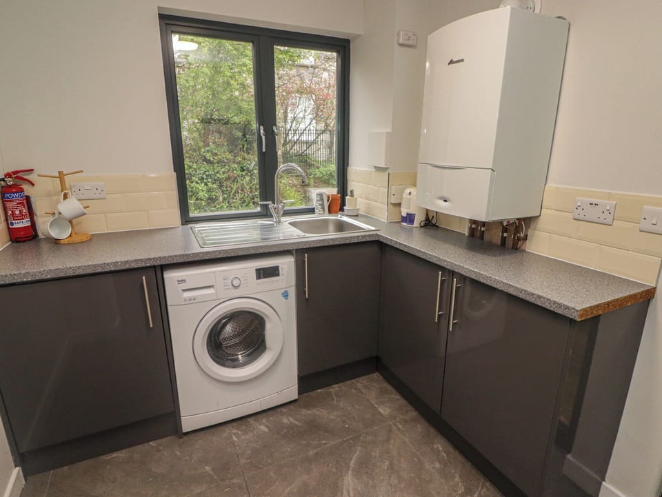 Fridge, dishwasher, cookware/dishes/utensils