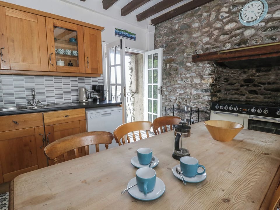 Cottage | Private kitchen | Fridge, microwave, dishwasher, cookware/dishes/utensils