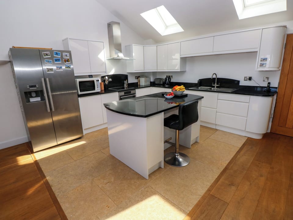 Cottage | Private kitchen | Fridge, dishwasher, cookware/dishes/utensils