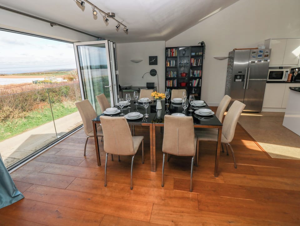 Cottage | Dining