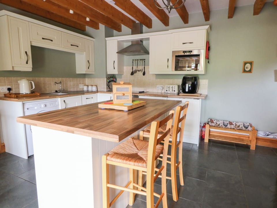 Cottage | Private kitchen | Fridge, microwave, dishwasher, cookware/dishes/utensils